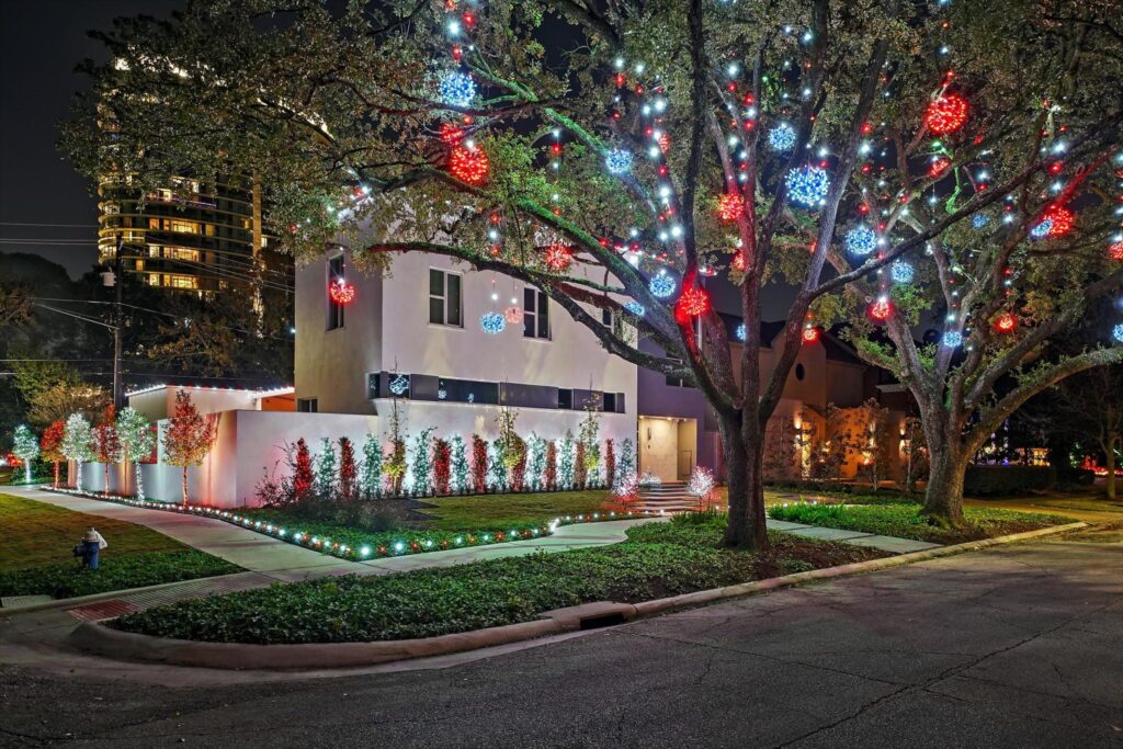 How to make a christmas light show - tree and front yard decorated with christmas lights